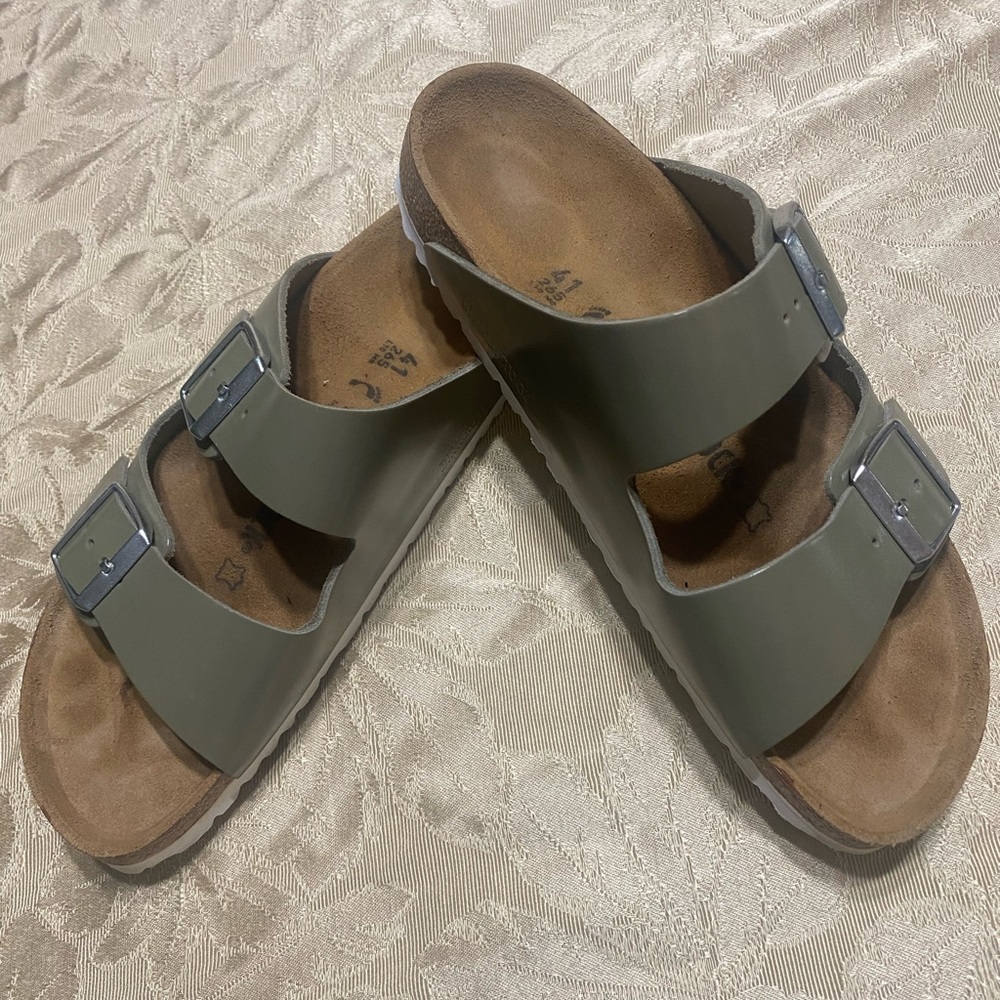 BIRKENSTOCK OLIVE GREEN SANDAL SZ 41 Like New